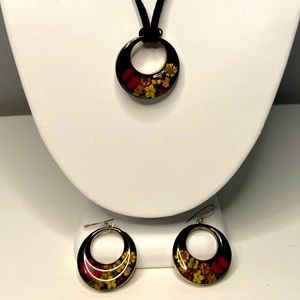 Black resin necklace and earrings set with flowers